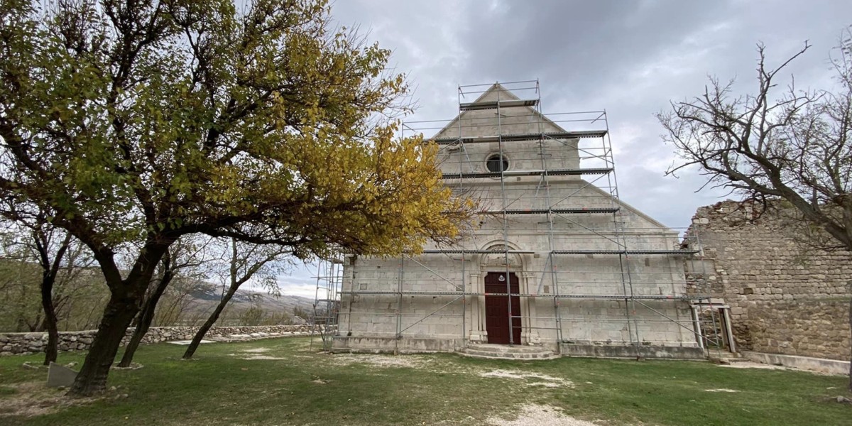 Pag: Nastavljeni su radovi na obnovi pročelja crkve